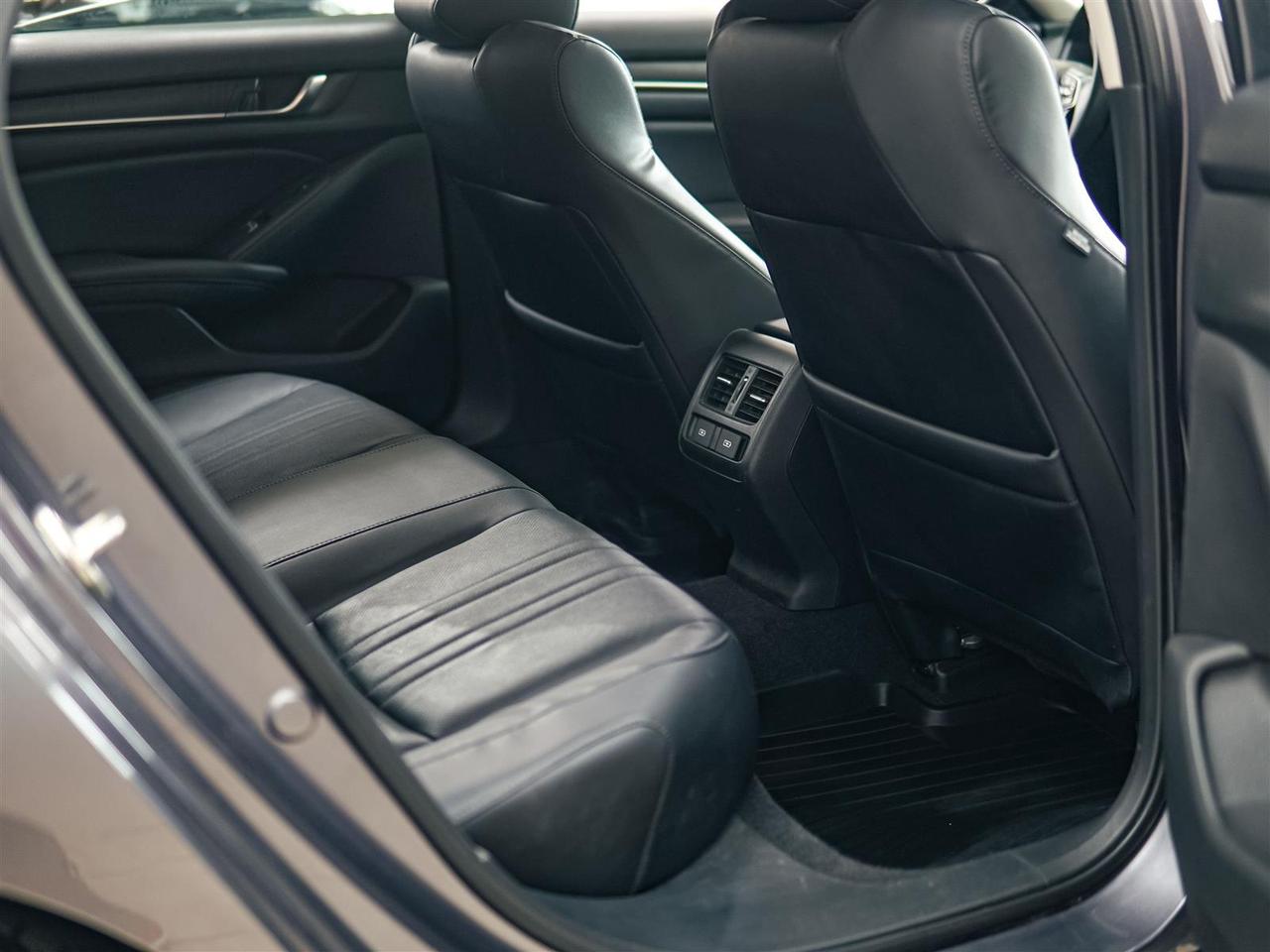 2018 Honda Accord TOURING | NO ACCIDENTS | NAV | LTHR | SUNROOF Photo