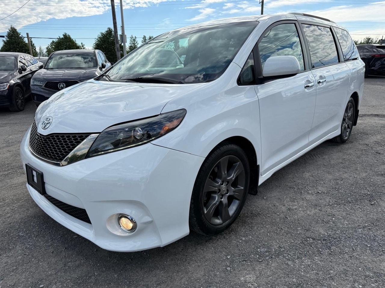 2016 Toyota Sienna SE Photo0