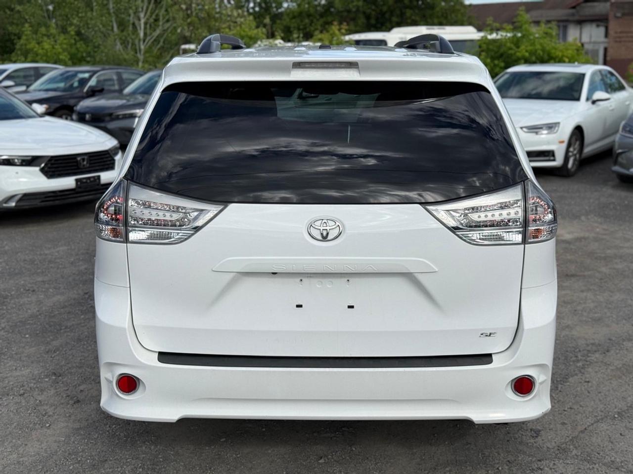 2016 Toyota Sienna SE Photo4