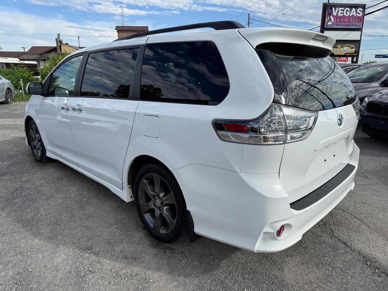 2016 Toyota Sienna SE Photo