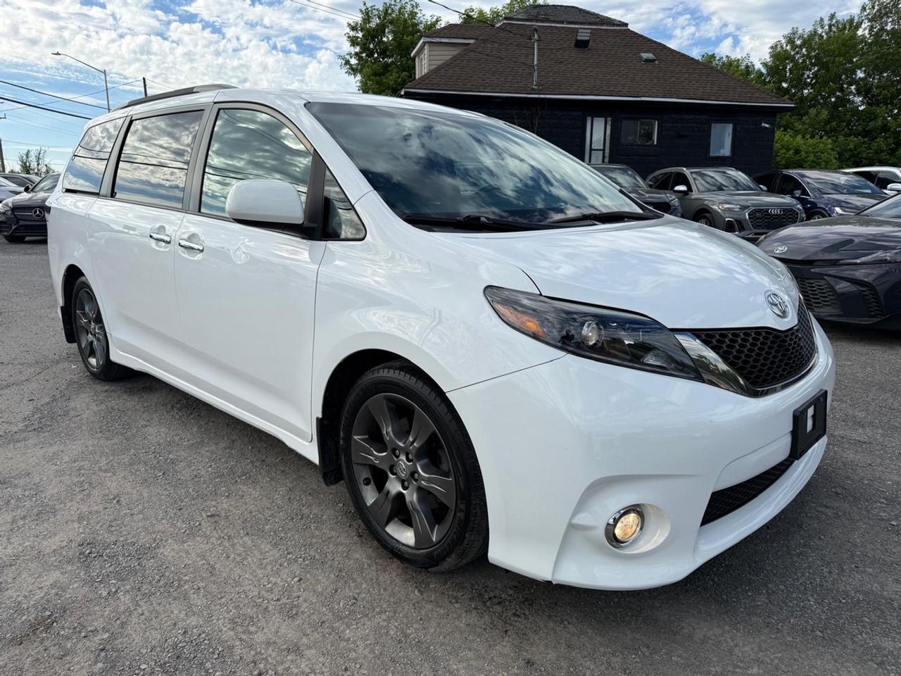 2016 Toyota Sienna SE Photo