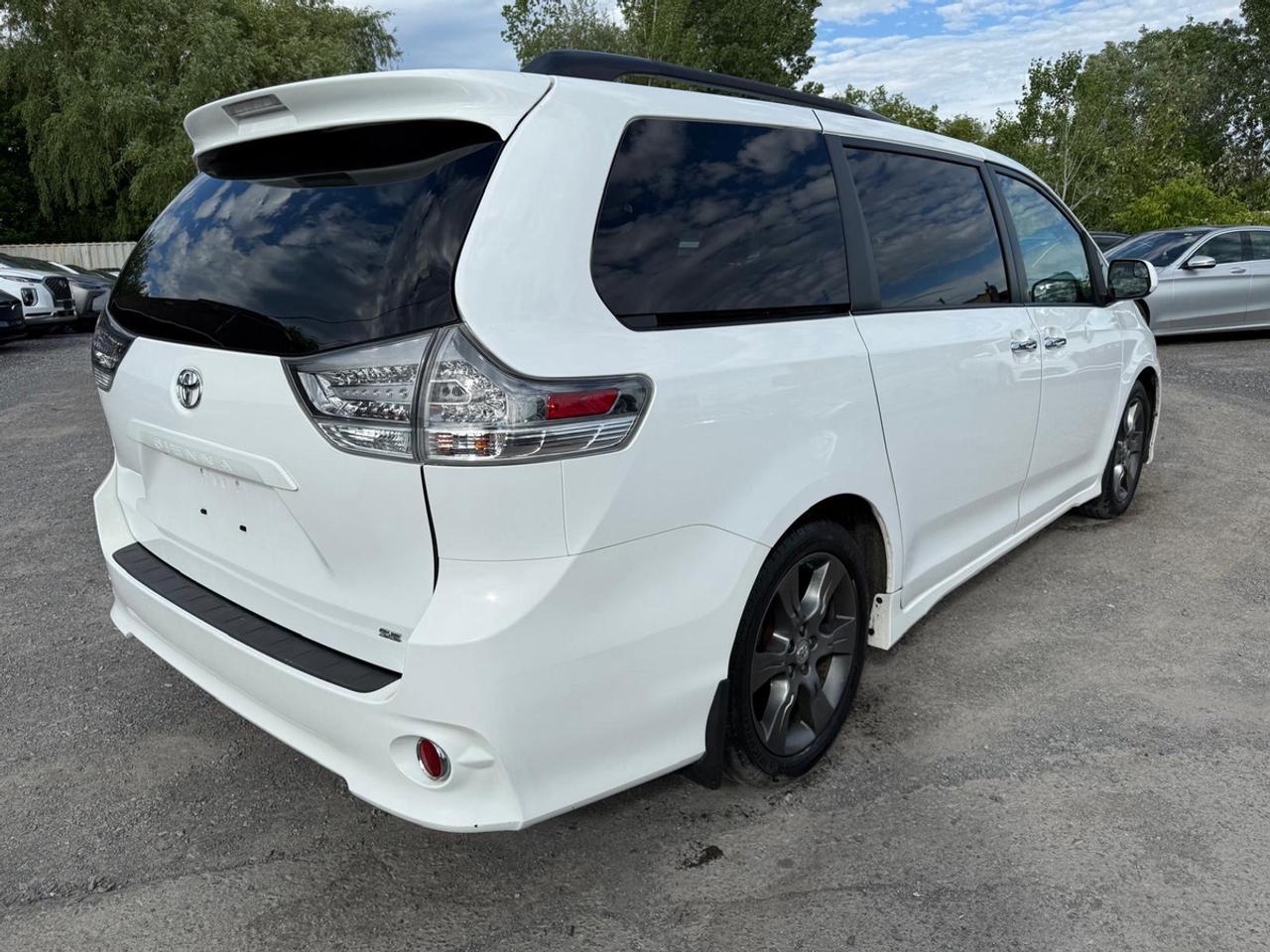 2016 Toyota Sienna SE Photo
