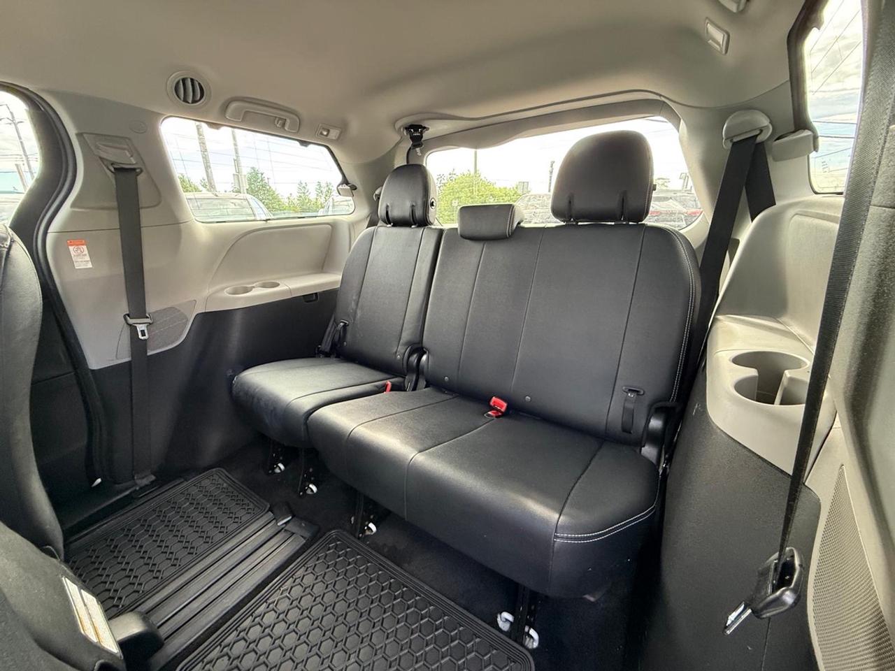 2016 Toyota Sienna SE Photo