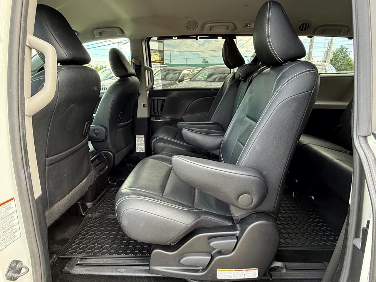 2016 Toyota Sienna SE Photo
