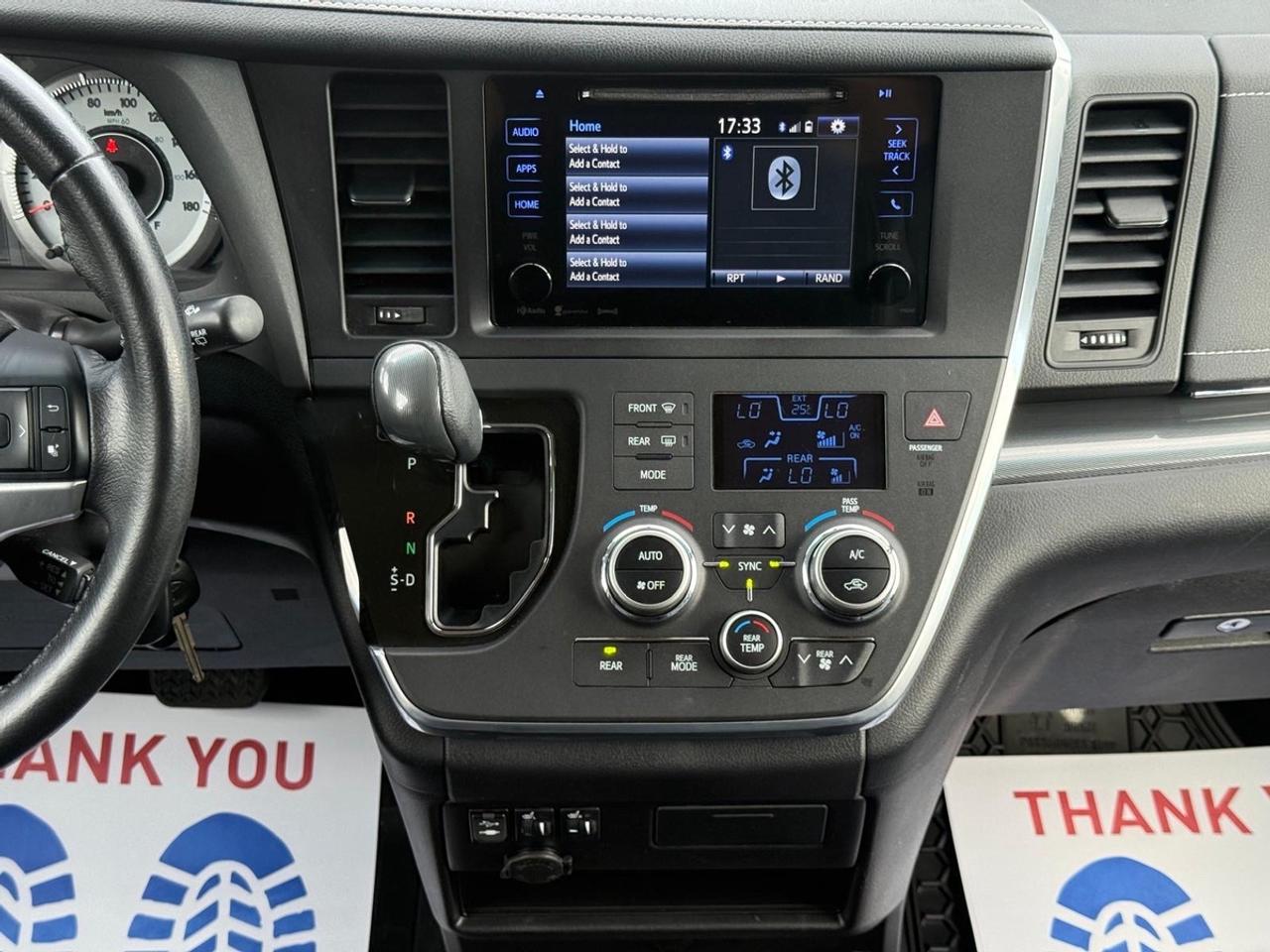 2016 Toyota Sienna SE Photo