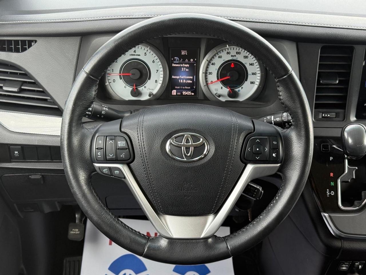 2016 Toyota Sienna SE Photo