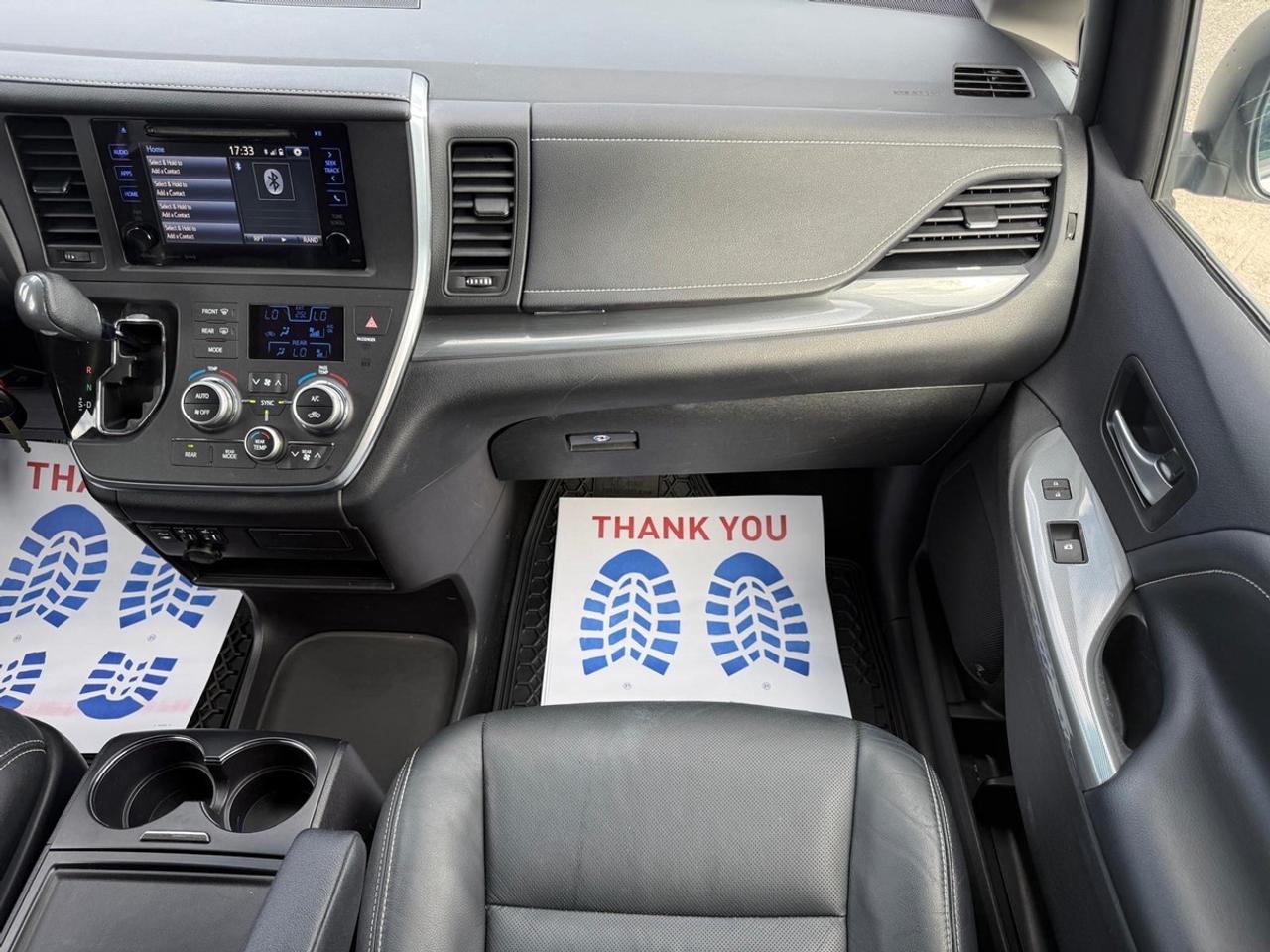 2016 Toyota Sienna SE Photo