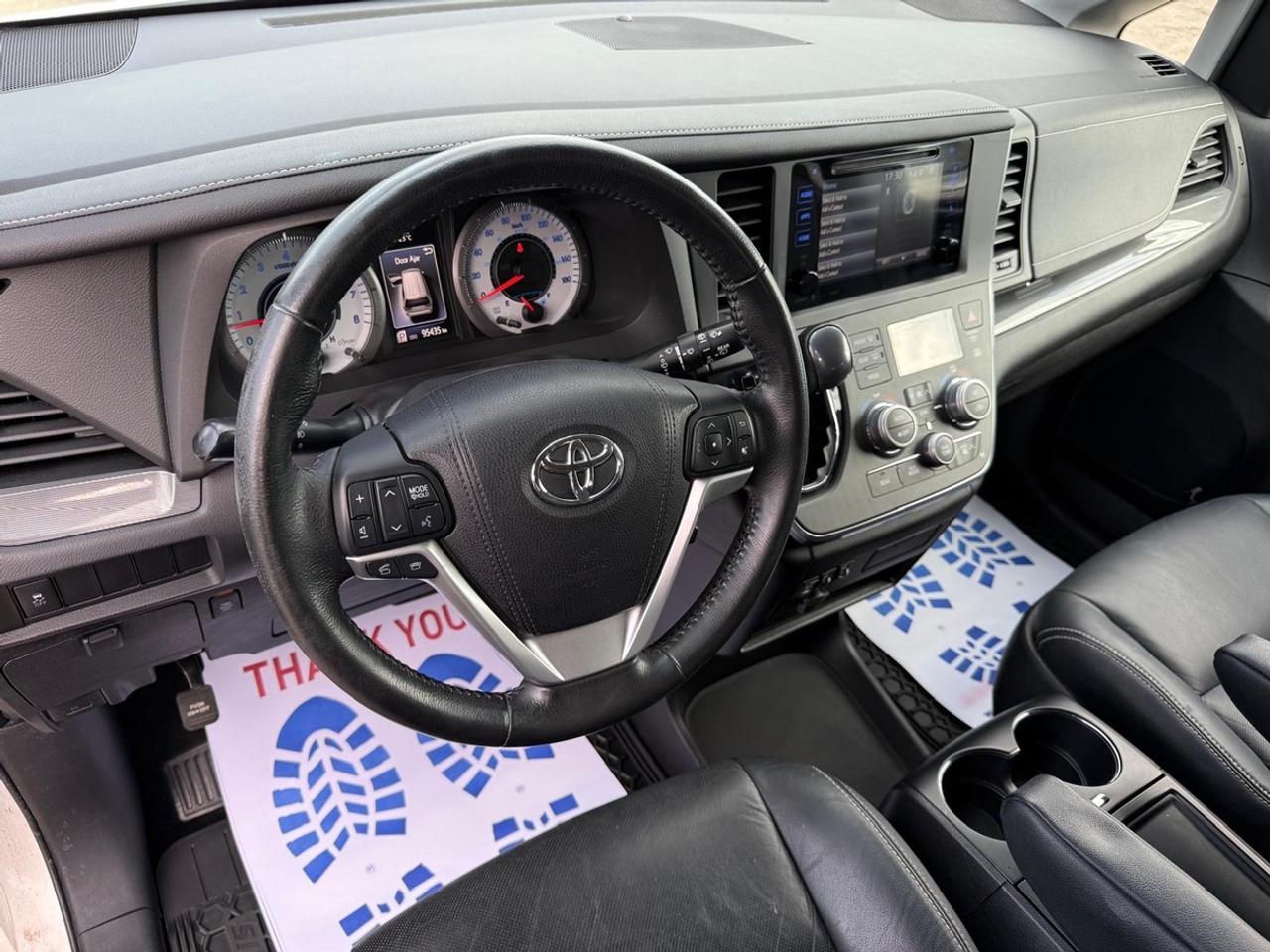 2016 Toyota Sienna SE Photo