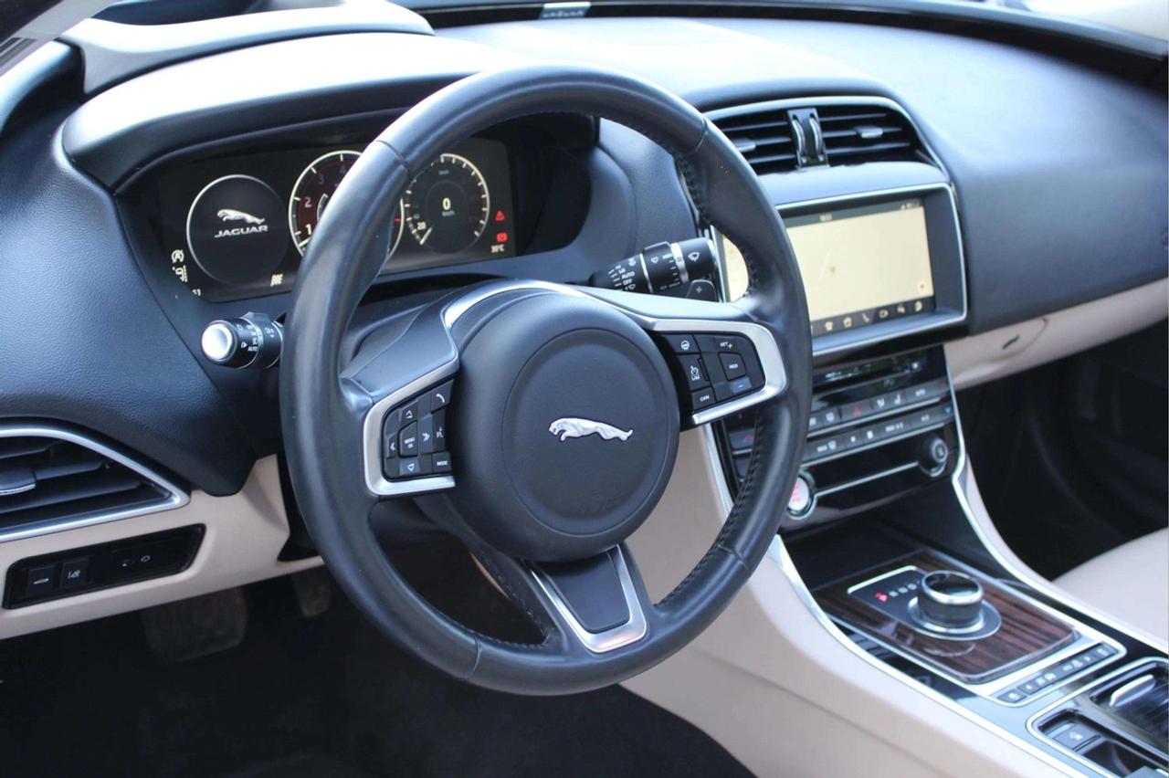 2018 Jaguar XE PRESTIGE Photo