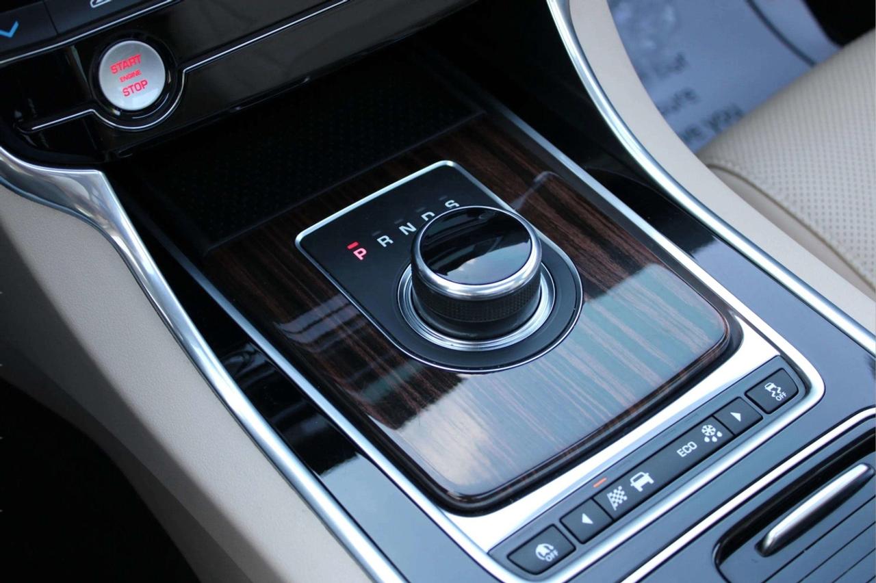 2018 Jaguar XE PRESTIGE Photo