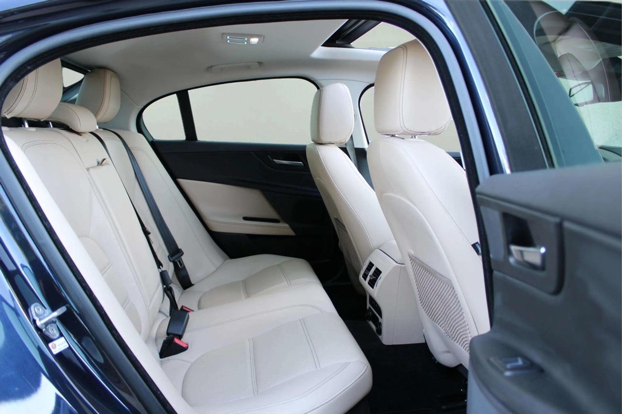 2018 Jaguar XE PRESTIGE Photo