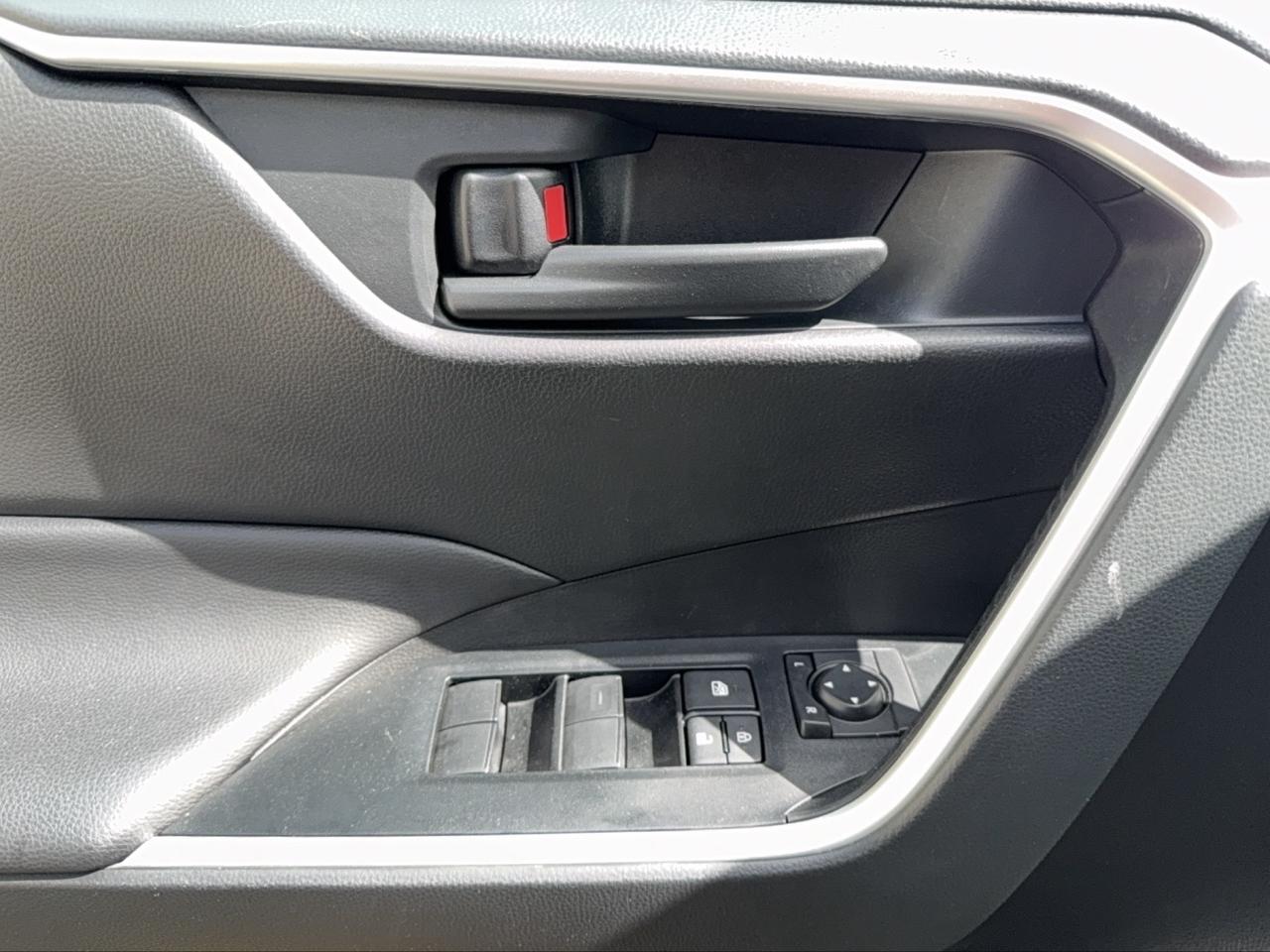 2025 Toyota RAV4 LE Photo