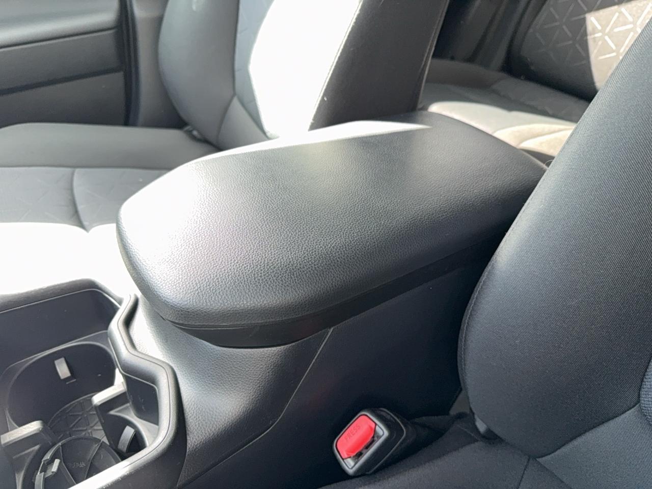 2025 Toyota RAV4 LE Photo