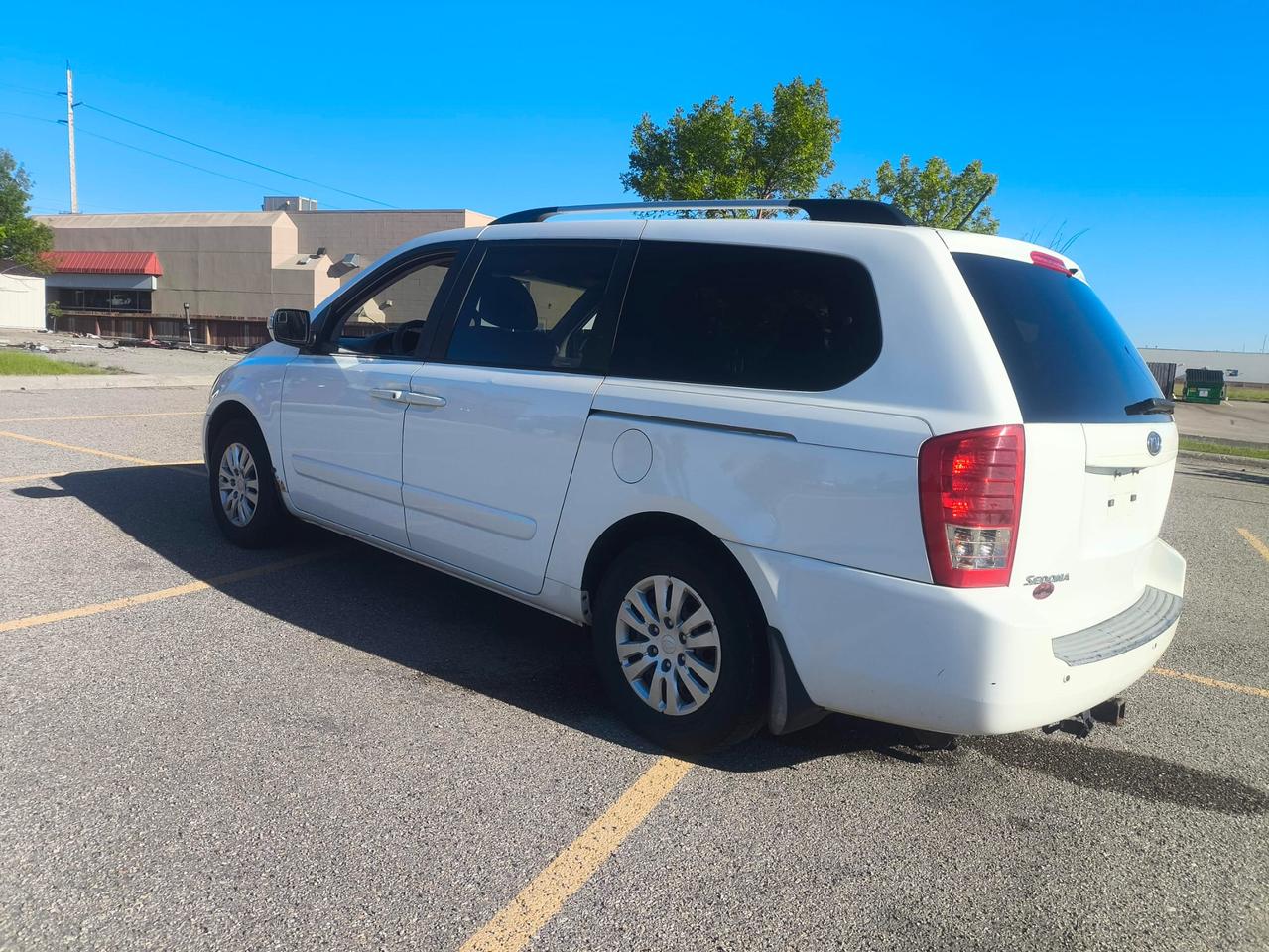 2011 Kia Sedona LX Base - Photo #3