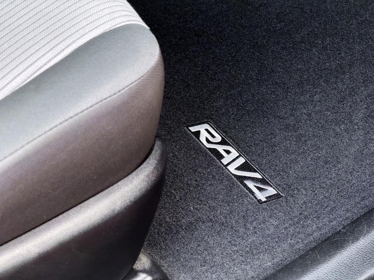 2013 Toyota RAV4 LE Photo
