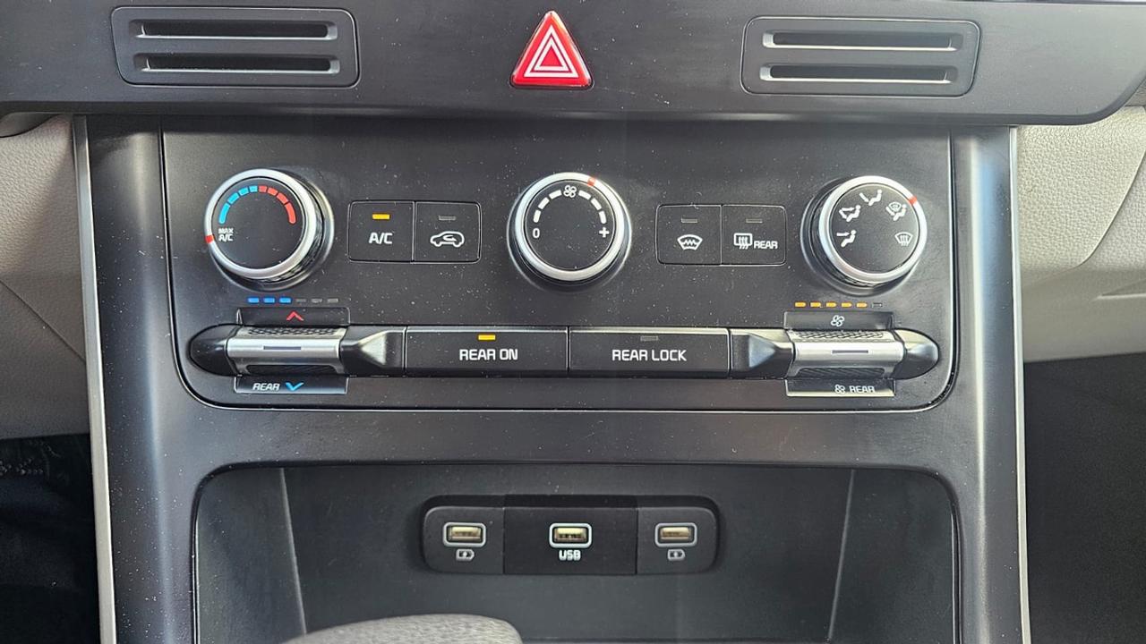 2023 Kia Carnival LX Photo