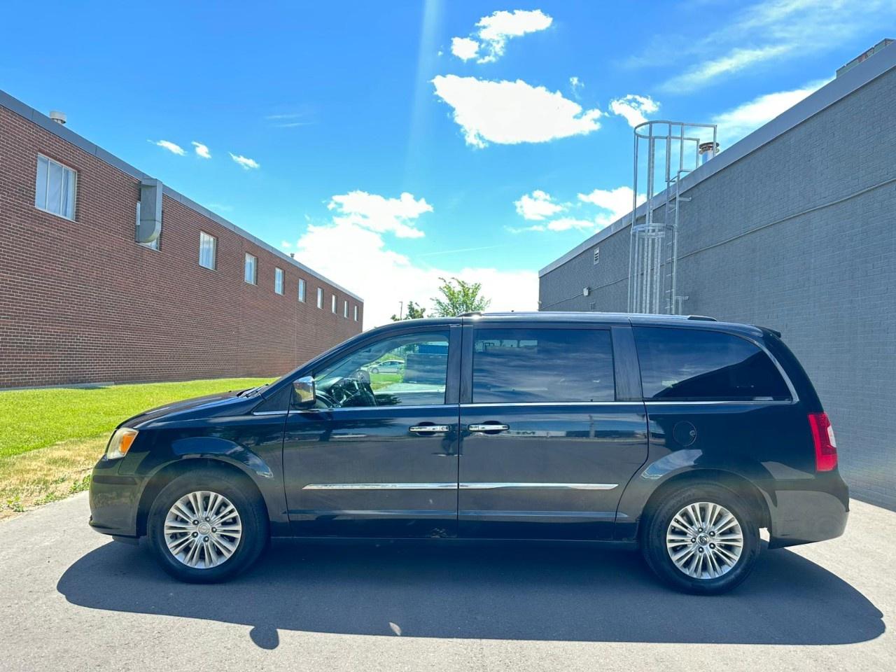 2012 Chrysler Town & Country 4dr Wgn Limited Photo