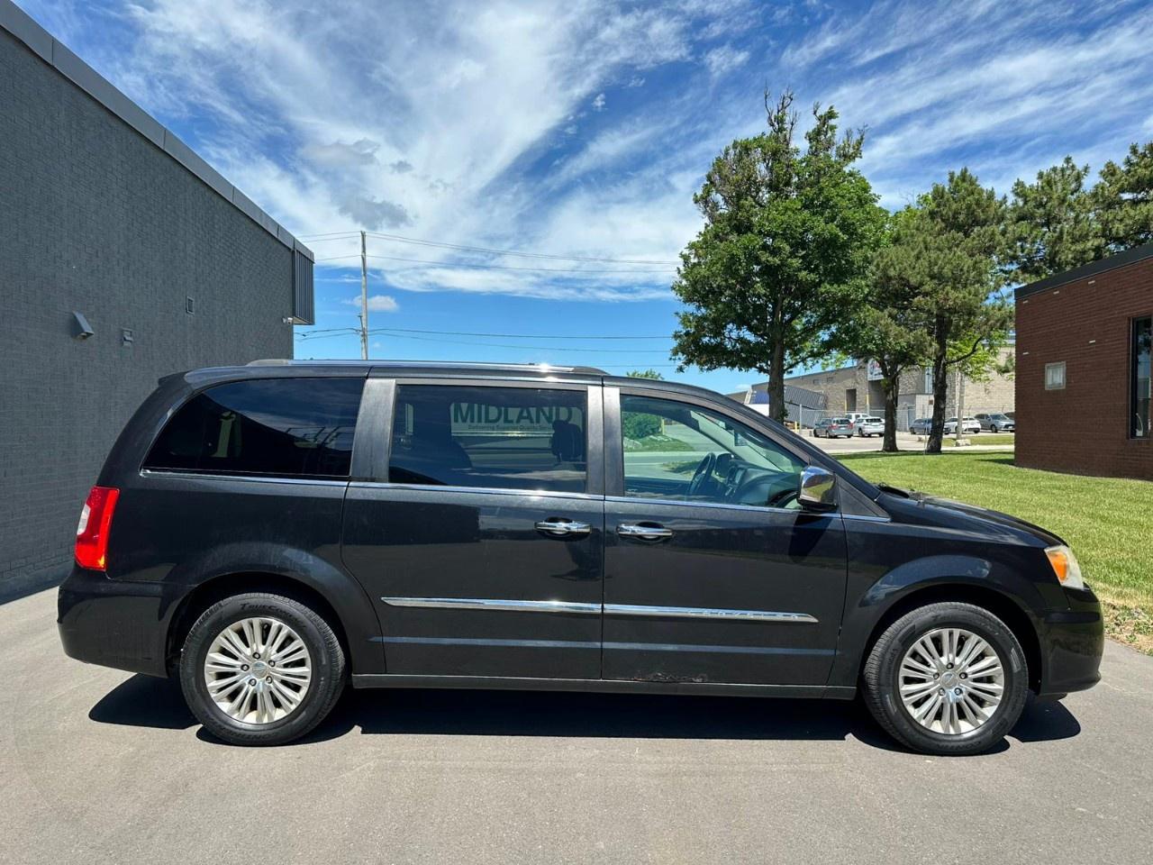 2012 Chrysler Town & Country 4dr Wgn Limited Photo