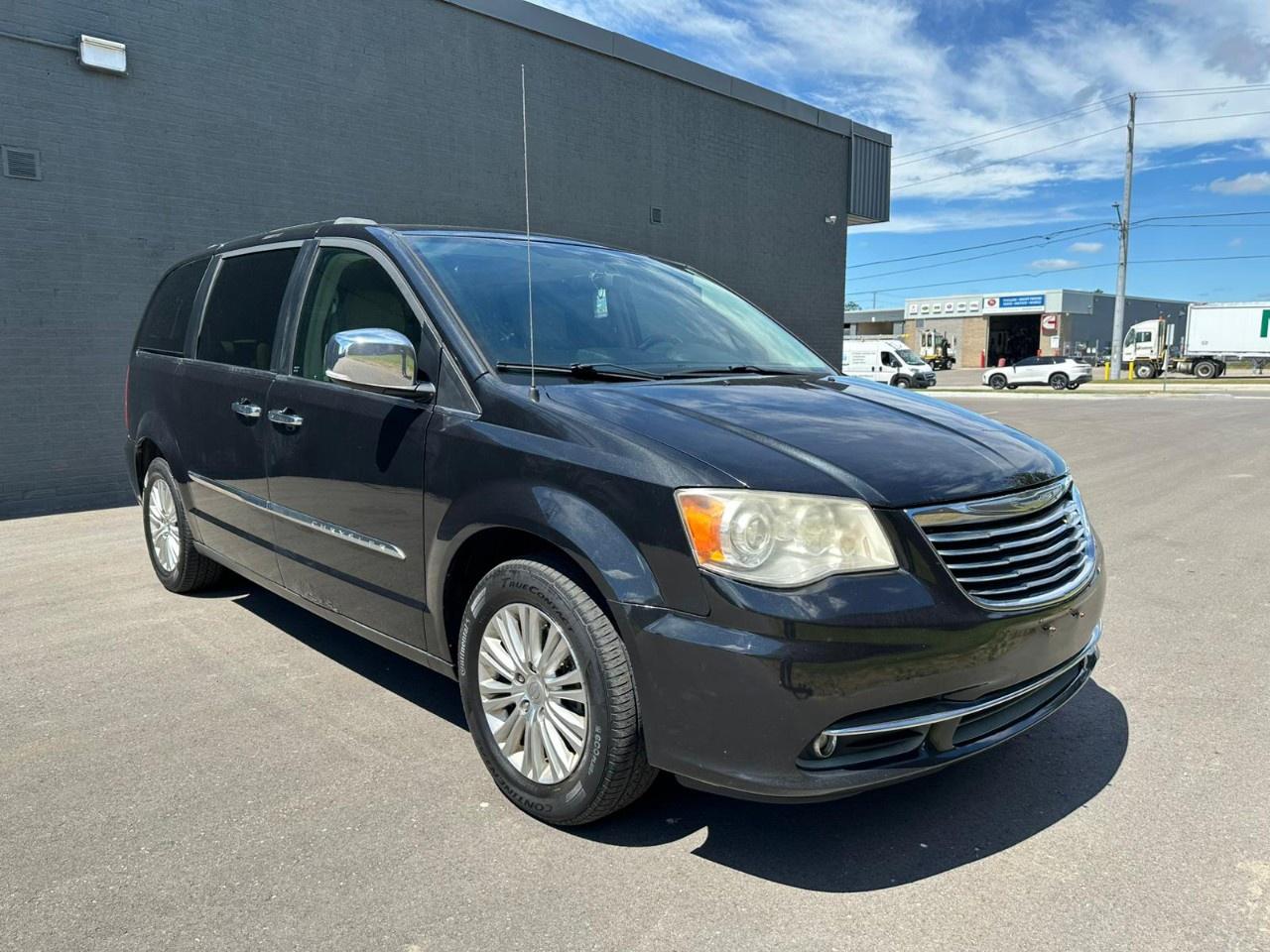 2012 Chrysler Town & Country 4dr Wgn Limited Photo2