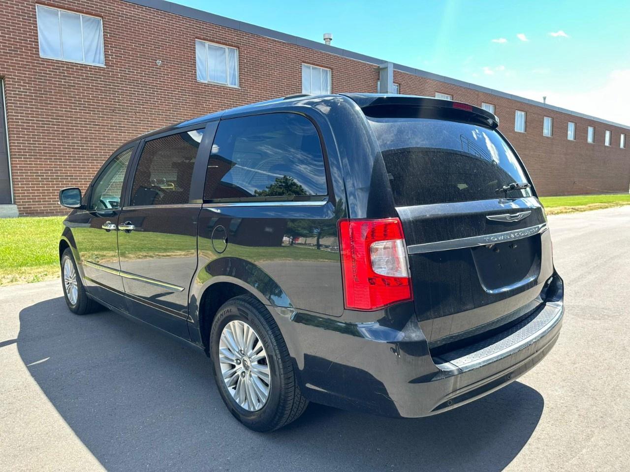 2012 Chrysler Town & Country 4dr Wgn Limited Photo