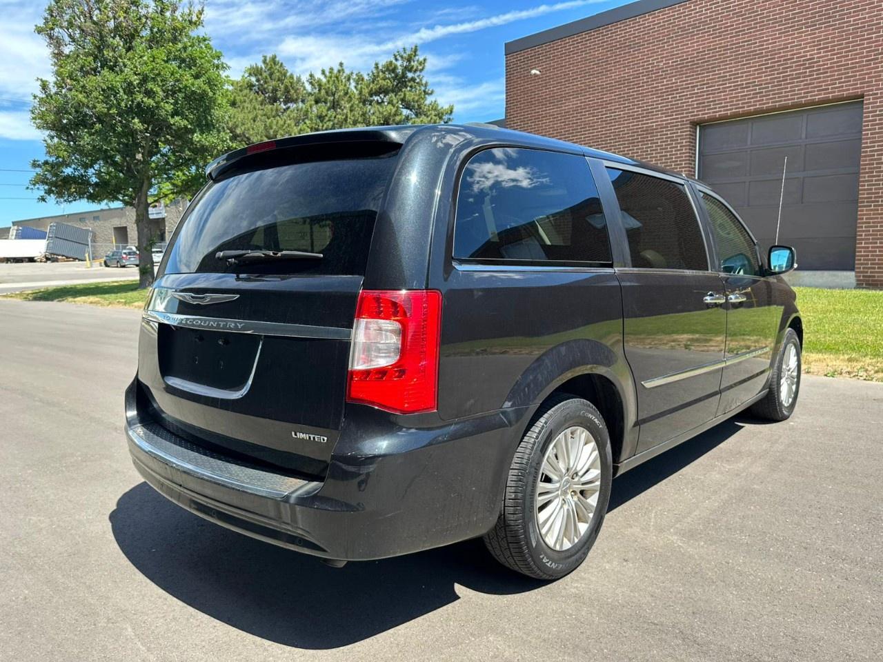 2012 Chrysler Town & Country 4dr Wgn Limited Photo