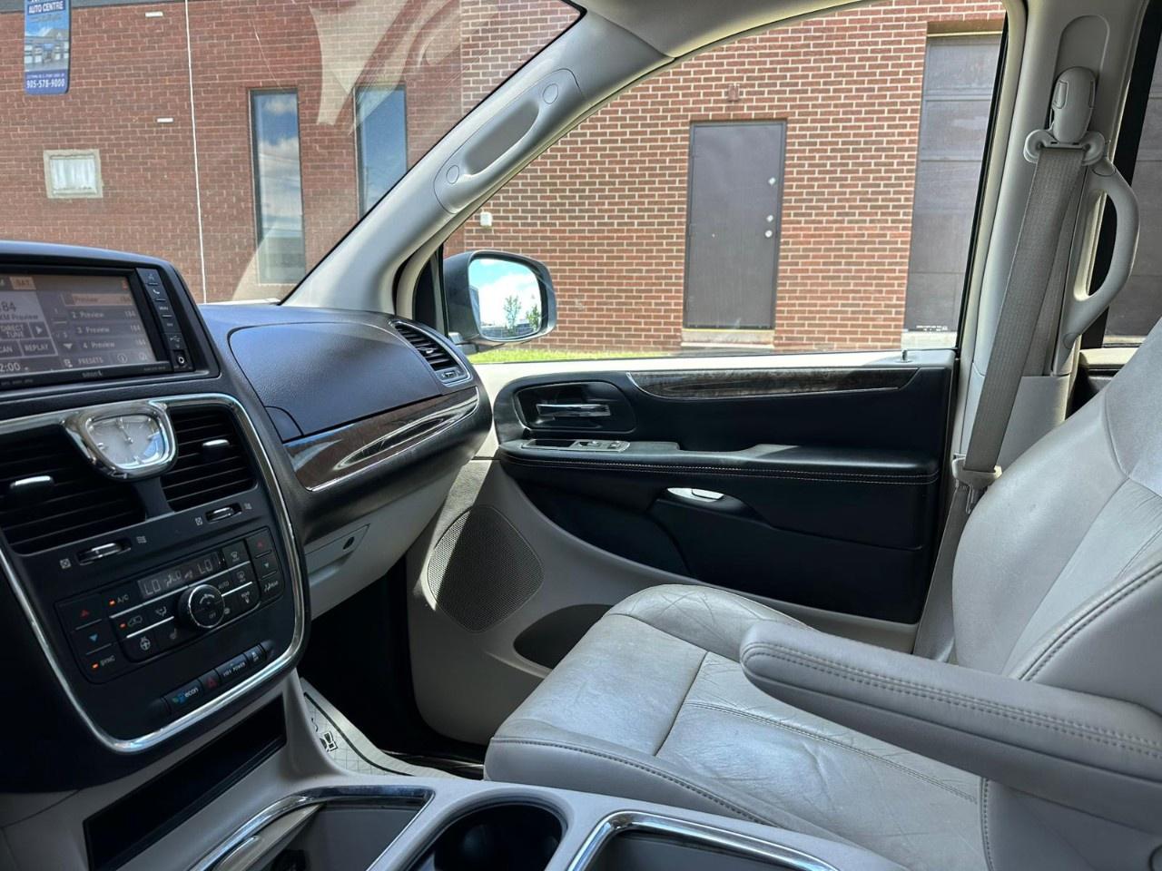 2012 Chrysler Town & Country 4dr Wgn Limited Photo