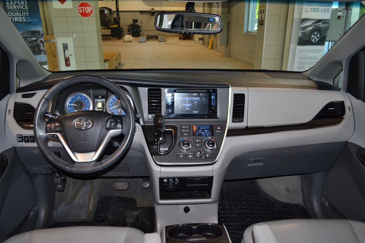 2017 Toyota Sienna XLE 7 Passenger Photo