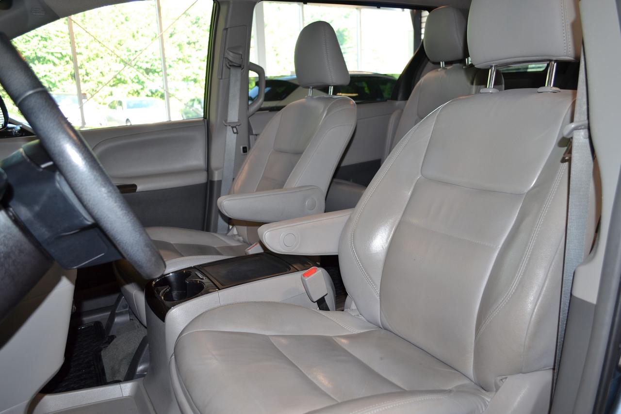 2017 Toyota Sienna XLE 7 Passenger Photo