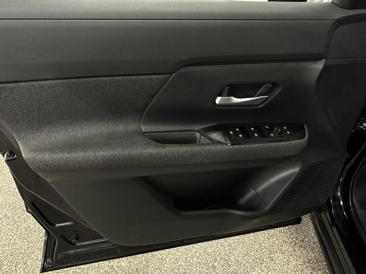 2025 Nissan Kicks SV Photo