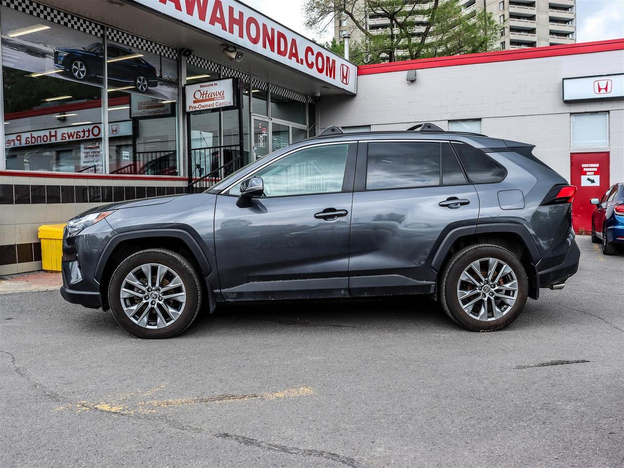 2022 Toyota RAV4 XLE SUNROOF BLUETOOTH APPLE CARPLAY Photo
