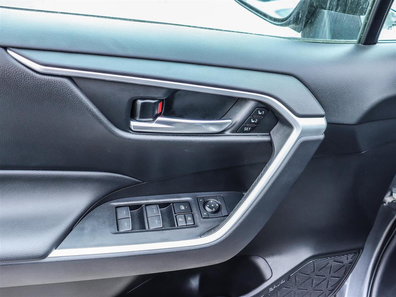 2022 Toyota RAV4 XLE SUNROOF BLUETOOTH APPLE CARPLAY Photo
