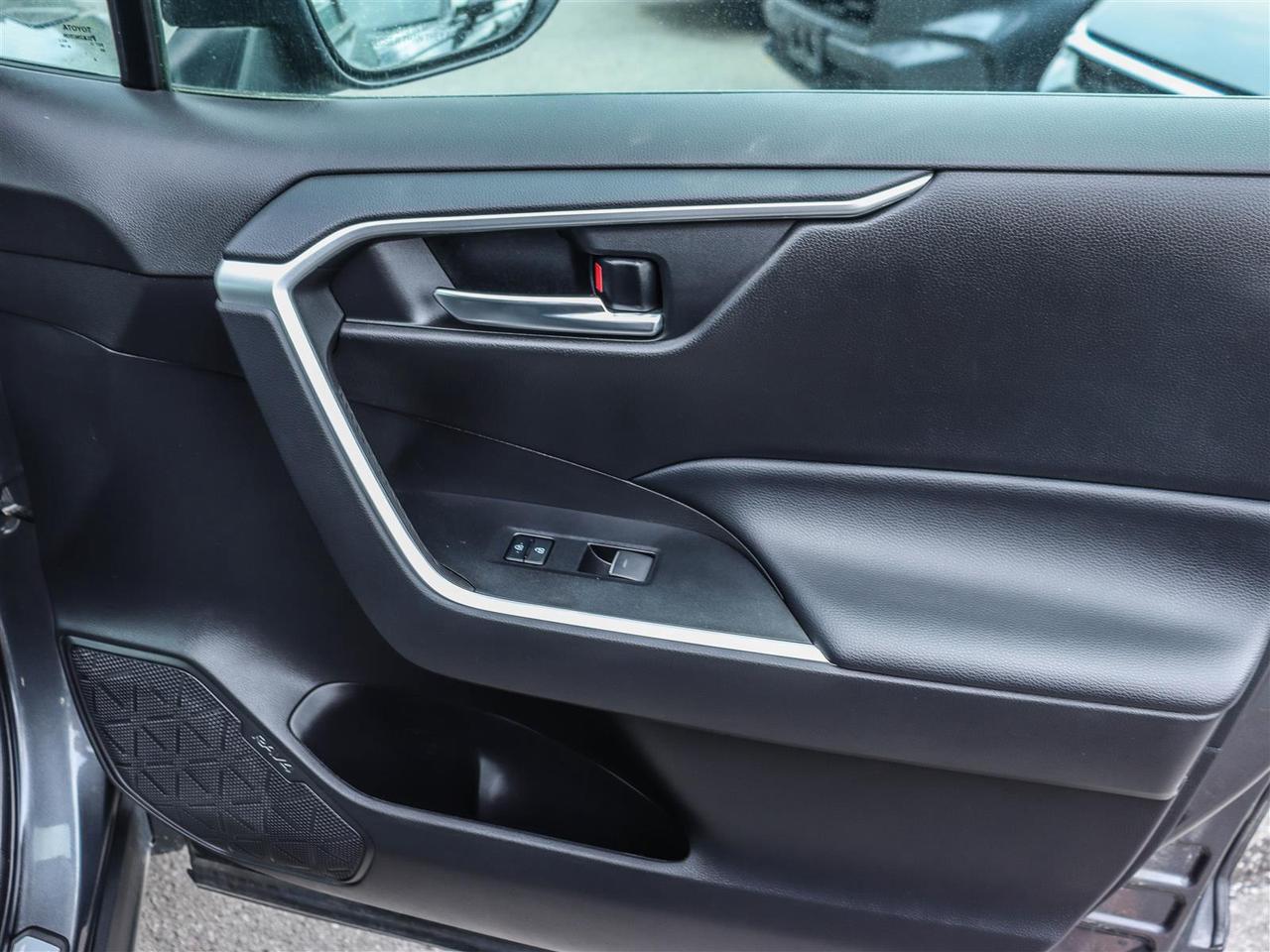 2022 Toyota RAV4 XLE SUNROOF BLUETOOTH APPLE CARPLAY Photo