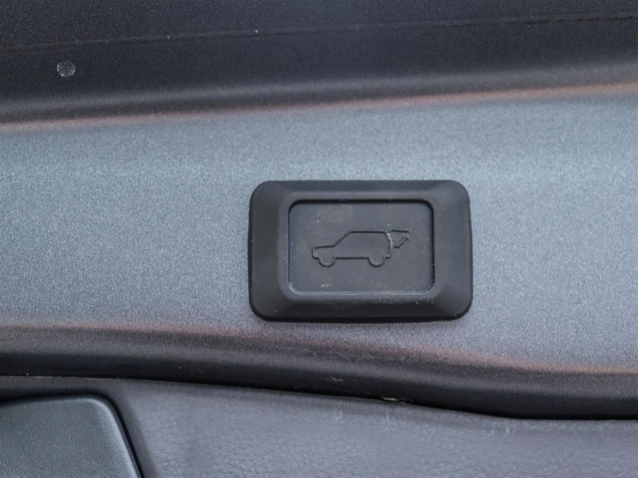 2022 Toyota RAV4 XLE SUNROOF BLUETOOTH APPLE CARPLAY Photo