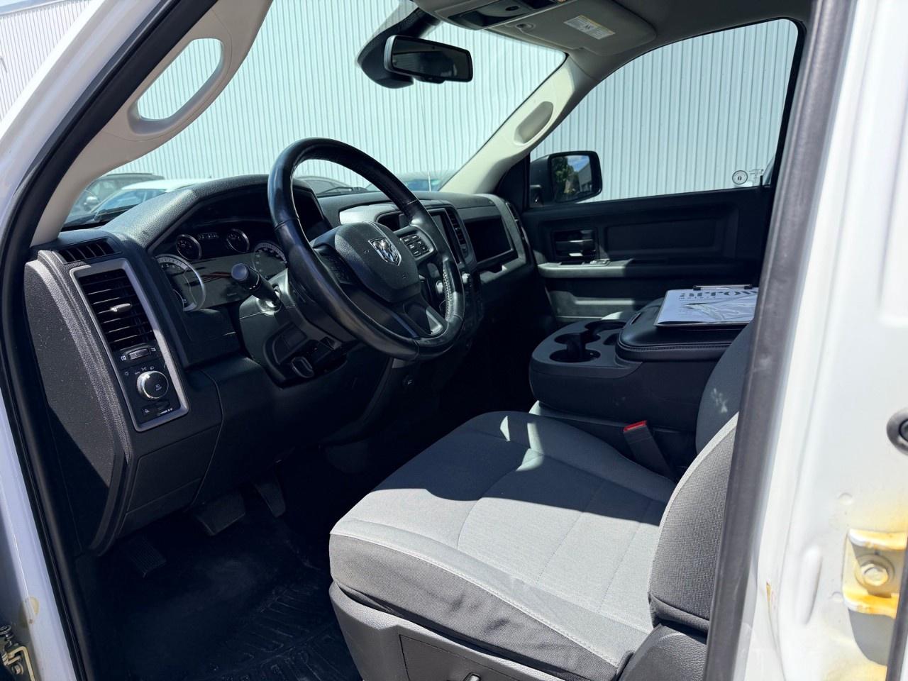 2021 RAM 1500 Classic EXPRESS 4X4 CREW CAB 5'7" BOX Photo
