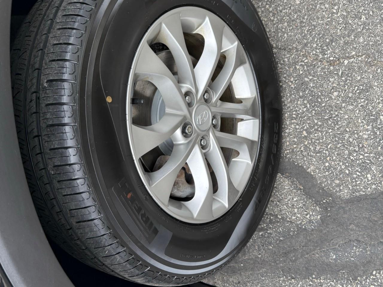 2019 Hyundai Santa Fe Essential w/Dark Chrome Accent (A8 4dr Front-Wheel Drive Photo