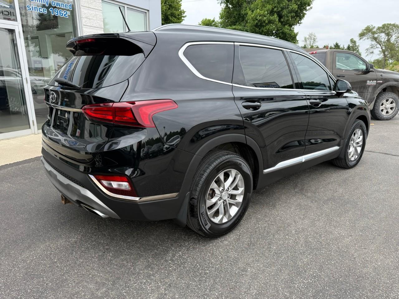 2019 Hyundai Santa Fe Essential w/Dark Chrome Accent (A8 4dr Front-Wheel Drive Photo