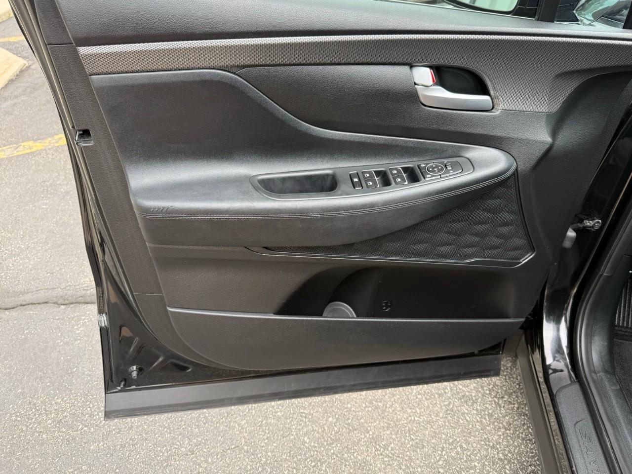 2019 Hyundai Santa Fe Essential w/Dark Chrome Accent (A8 4dr Front-Wheel Drive Photo