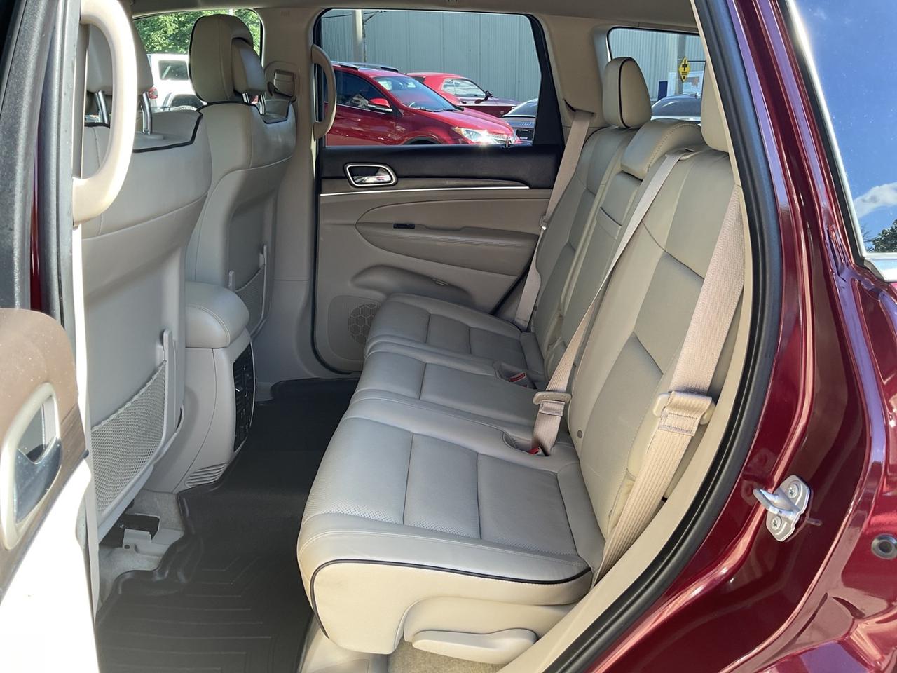 2017 Jeep Grand Cherokee Overland 4WD - LEATHER! NAV! BACK-UP CAM! PANO ROO Photo