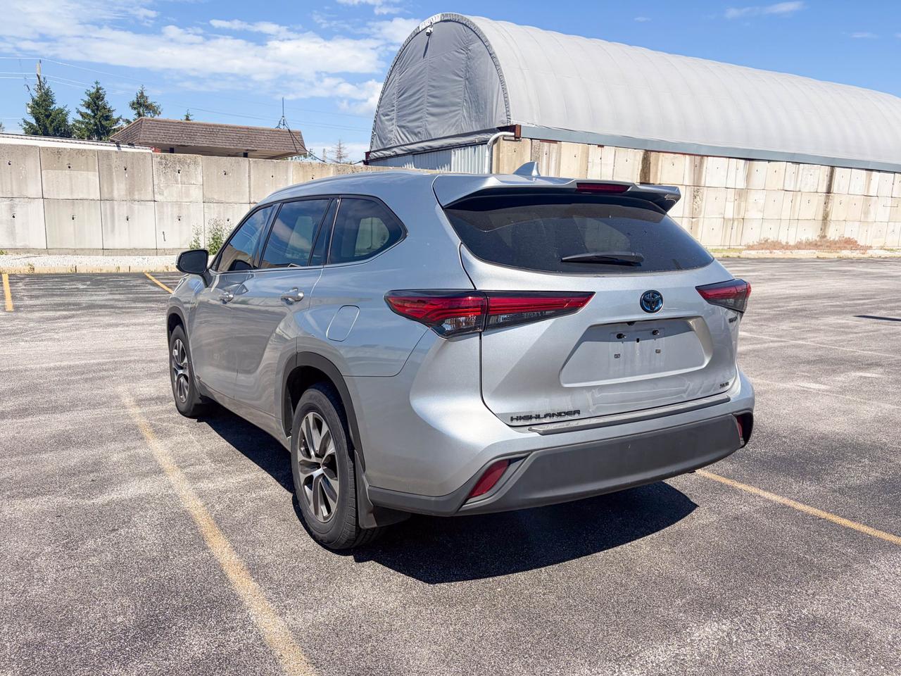 2022 Toyota Highlander Hybrid XLE 4dr All-Wheel Drive Photo3