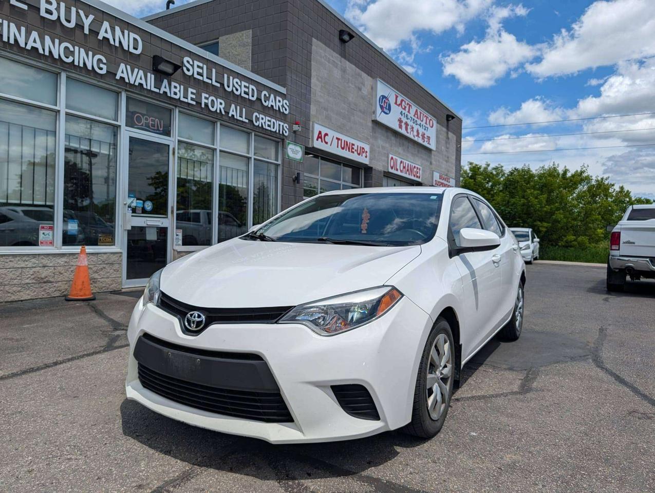 2014 Toyota Corolla LE Photo2
