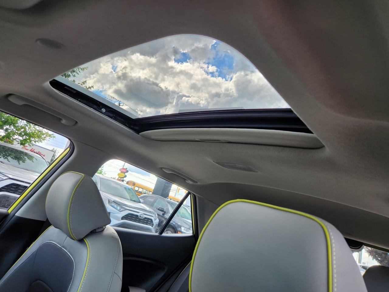 2020 Hyundai Venue Ultimate w/Grey-Lime Interior 4dr Front-Wheel Drive Photo