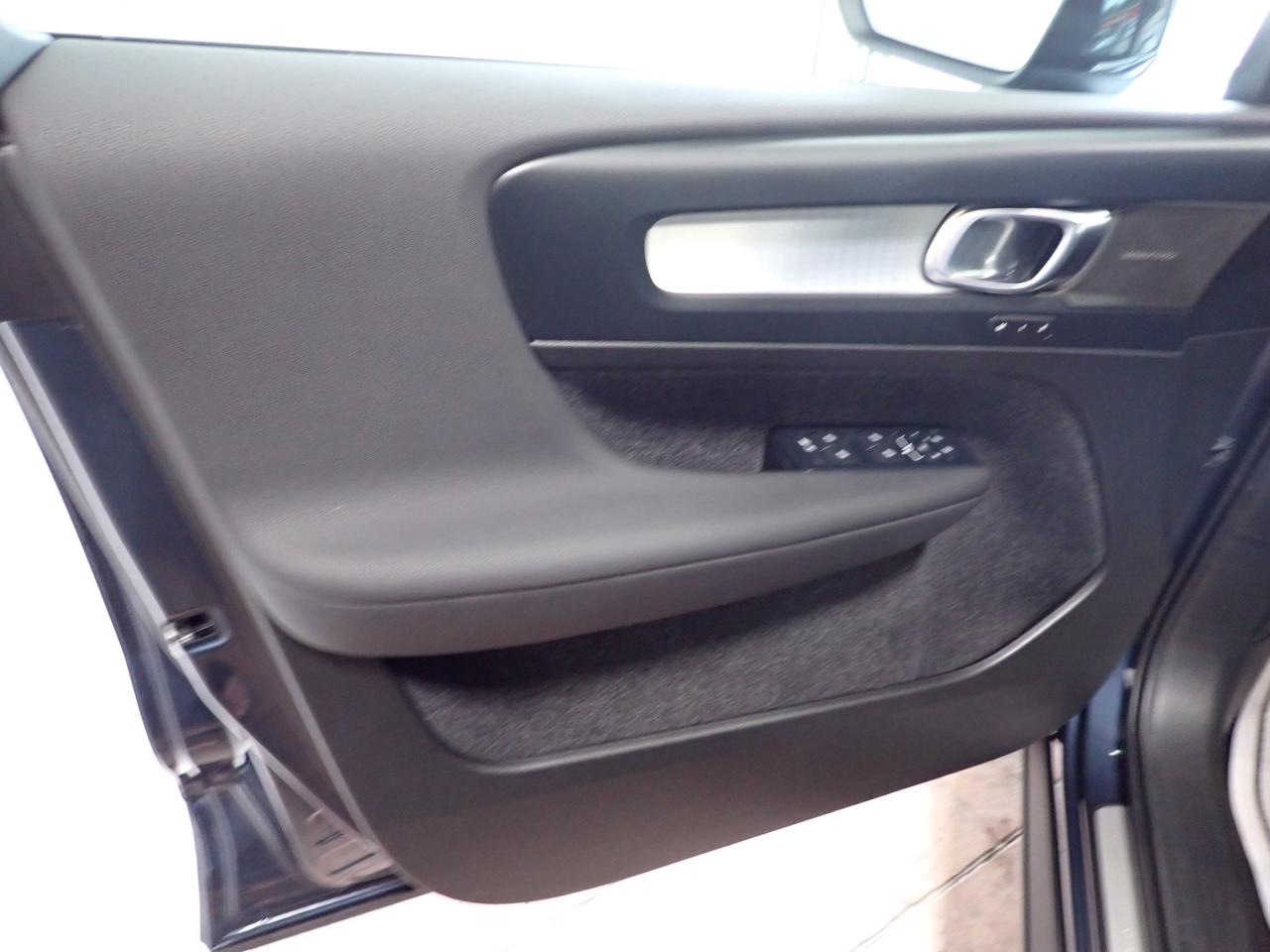 2026 Volvo XC40 Ultra Black Edition AWD *HYBRID* LEATHER NAVI SUNROOF Photo