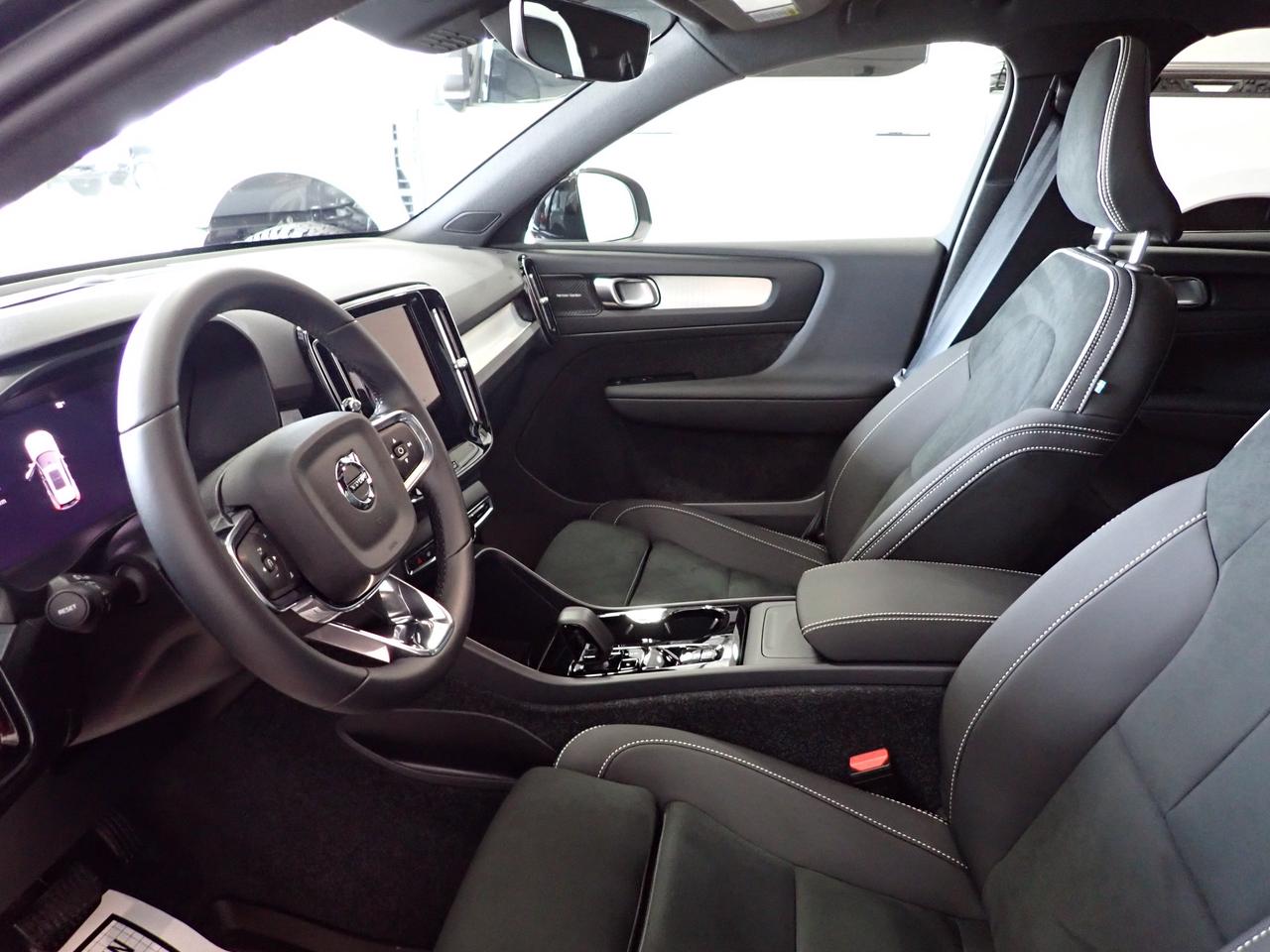 2026 Volvo XC40 Ultra Black Edition AWD *HYBRID* LEATHER NAVI SUNROOF Photo