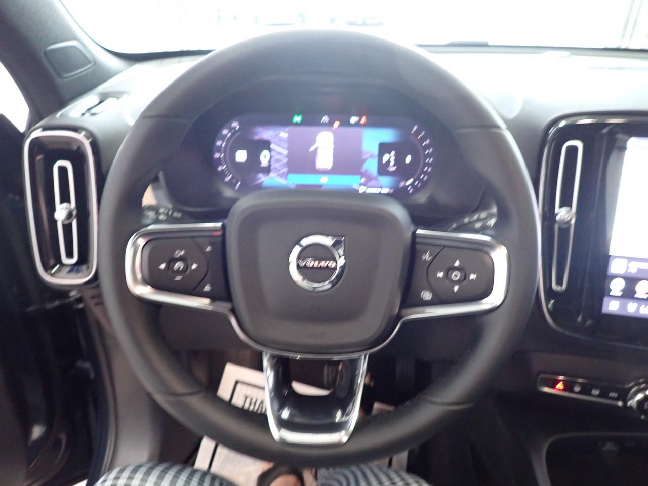 2026 Volvo XC40 Ultra Black Edition AWD *HYBRID* LEATHER NAVI SUNROOF Photo