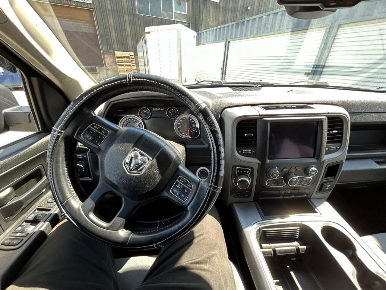 2021 RAM 1500 Classic Express 4x4 Crew Cab/Big Screen/NAVI/Android/Lots Photo