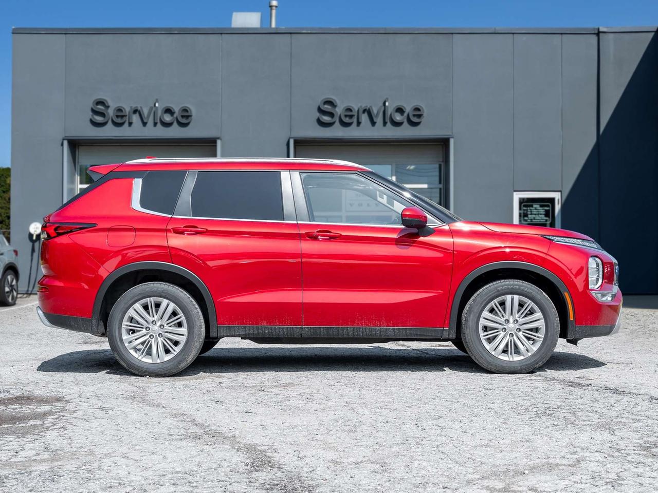 2024 Mitsubishi Outlander LE S-AWC   CPO FINANCE RATES FOR AS LOW AS 0.90% Photo4