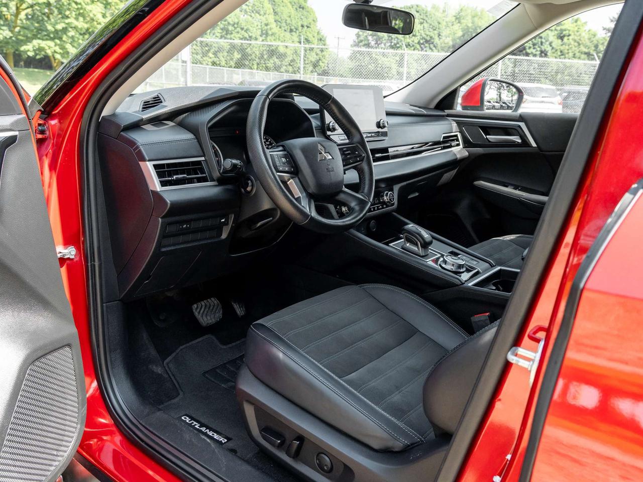 2024 Mitsubishi Outlander LE S-AWC   CPO FINANCE RATES FOR AS LOW AS 0.90% Photo