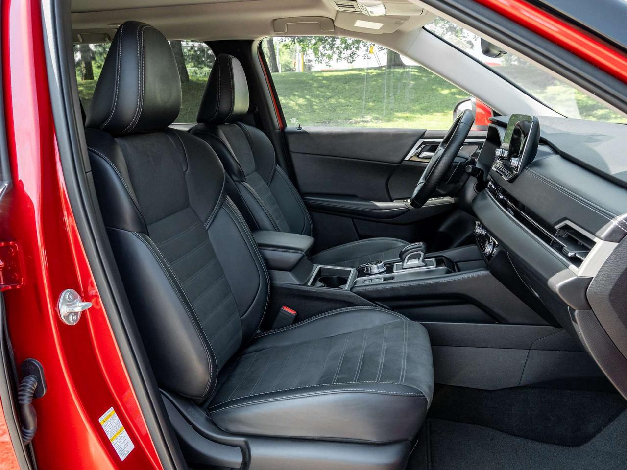 2024 Mitsubishi Outlander LE S-AWC   CPO FINANCE RATES FOR AS LOW AS 0.90% Photo