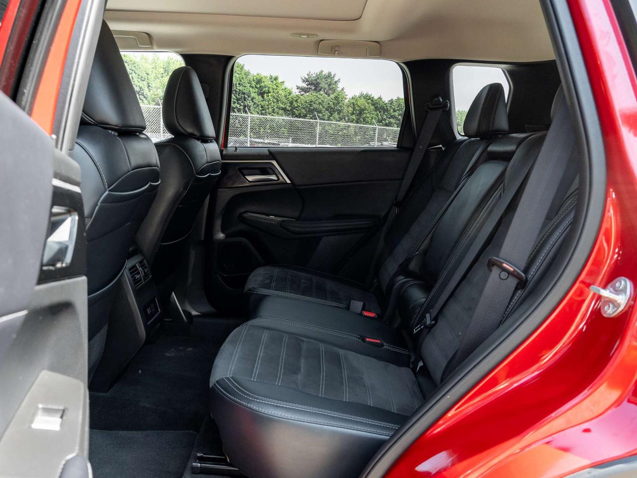 2024 Mitsubishi Outlander LE S-AWC   CPO FINANCE RATES FOR AS LOW AS 0.90% Photo