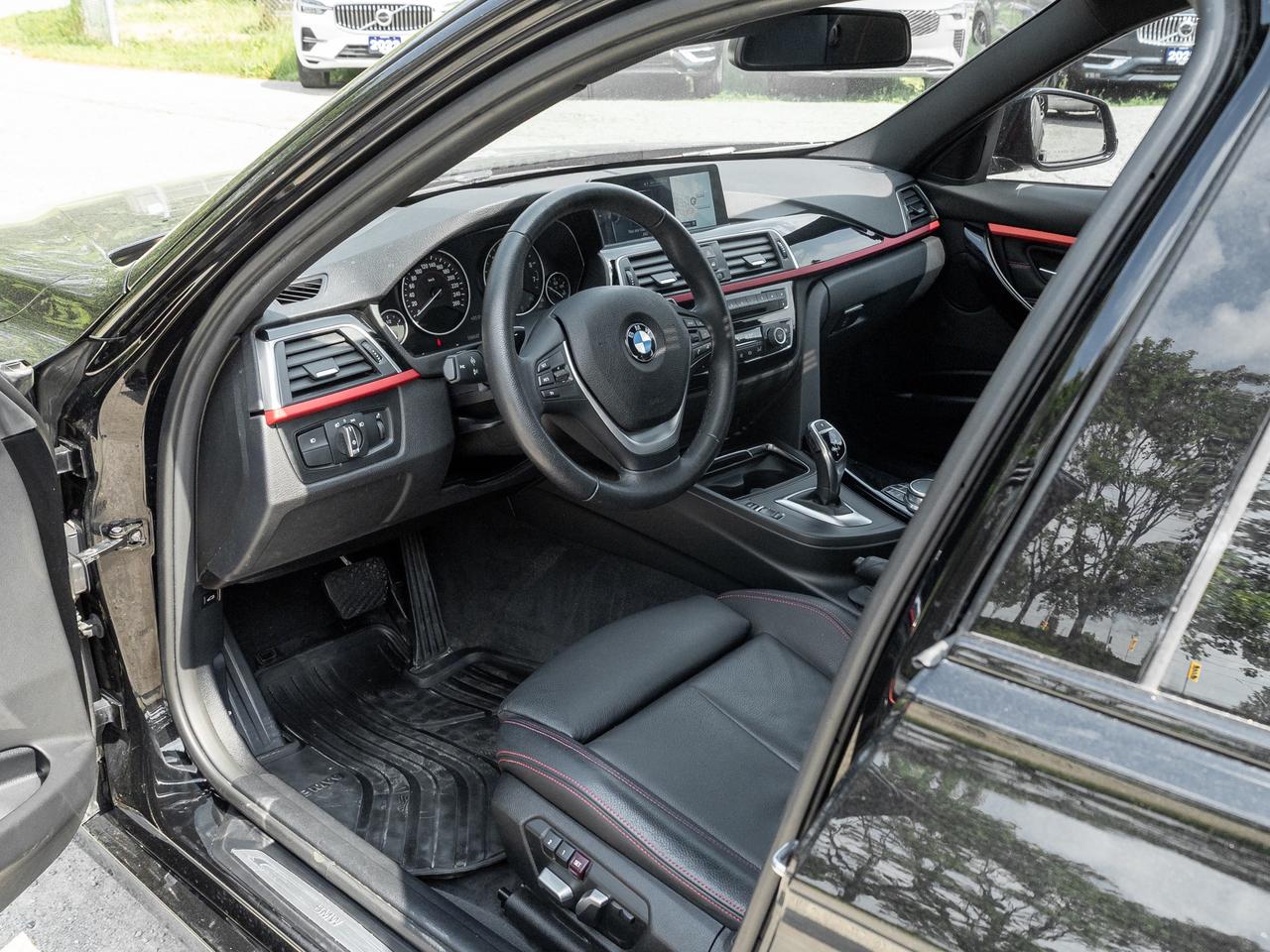 2017 BMW 3 Series 4dr Sdn 330i xDrive AWD  LOW MILEAGE  TRADE IN Photo